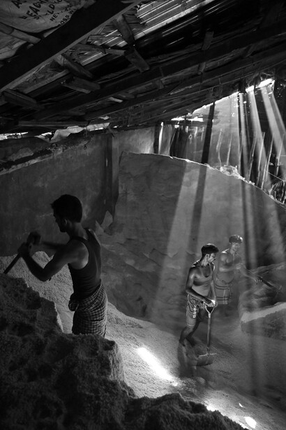Homens trabalham em escavação comandanda por Peter Wilhelm Lund em grutas calcárias no vale do Rio das Velhas, em Minas Gerais, Brasil