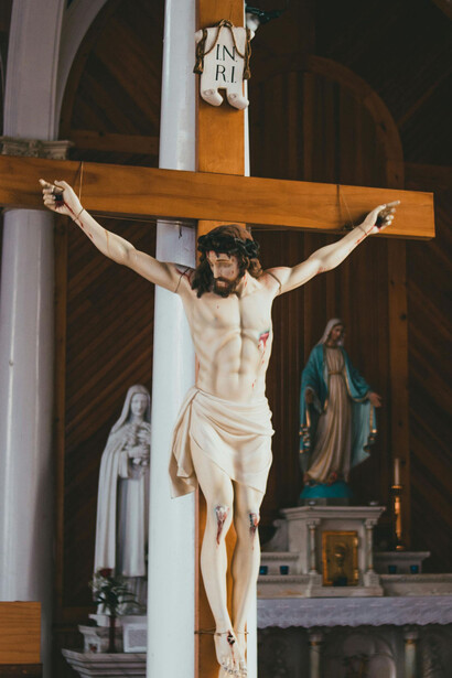 Figuras de Jesús y la Virgen en una iglesia