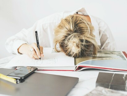 Garota frustrada com seus estudos. O problema é que você acha que decorar tudo vai te fazer tirar 10 enquanto na verdade você precisa perceber como essa prova cobra o conteúdo que você está estudando, ler e interpretar melhor a prova, acertar as questões e correr pra torcida para comemorar