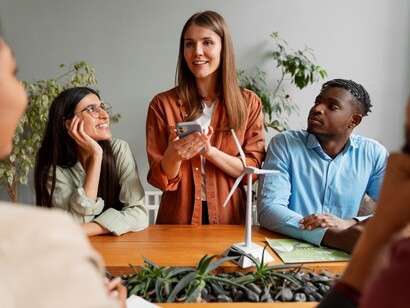 Può aumentare la pressione sulle aziende concorrenti affinché adottino pratiche responsabili: più inclusività, limitazione degli scarti di produzione, utilizzo di energia attraverso materie rinnovabili