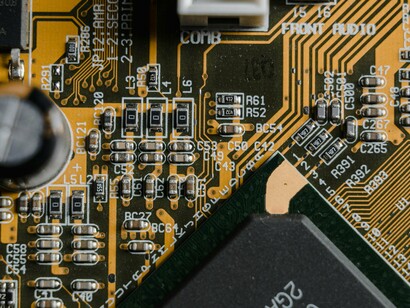 Processador. No campo tecnológico, os recursos exclusivos da geração atual, como as telas OLED e o rastreamento ocular do PSVR2 (óculos de realidade virtual do PlayStation 5), ainda não atingiram grande popularidade, muito em função da fraca comercialização do acessório original PSVR1, cuja expectativa inicial era vender 2 milhões de unidades, mas apenas 600 mil foram comercializadas