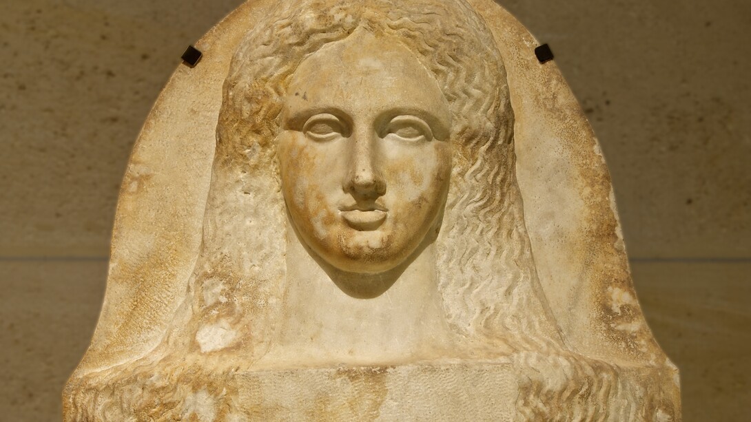Parte frontal de un sarcófago antropoide fenicio de una mujer, hecho de mármol, 350–325 aC, de Sidón, ahora en el Louvre