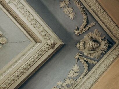 Continuité des moulures de plafond blanches et bleues de la première image