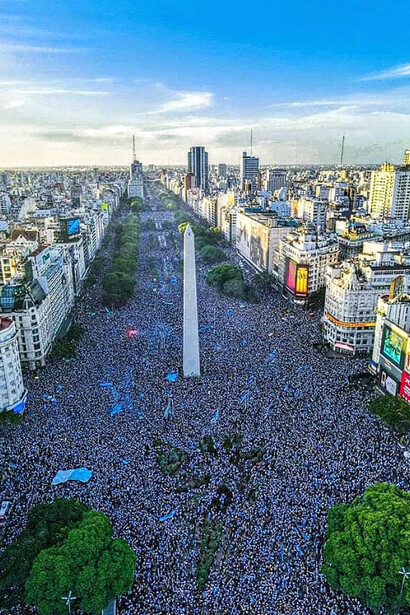 El Obelisco es el histórico lugar donde los argentinos eligen celebrar las victorias del seleccionado nacional. Buenos Aires, Argentina, 20 de diciembre de 2022