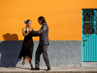 Show de tango profissional ao lar livre no em Caminito, rua turística de Buenos Aires, Argentina