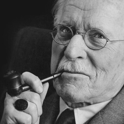 Imagem de Carl Gustav Jung. A felicidade seria então o saber lidar também com as desavenças da vida 