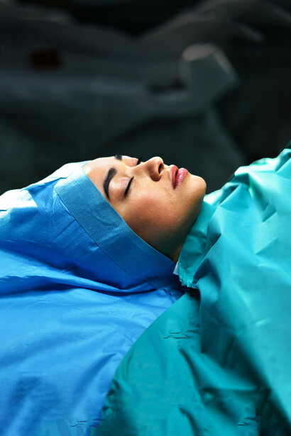 En un entorno de terapia intensiva, la inconsciencia suele estar acompañada de intervenciones médicas destinadas a estabilizar al paciente