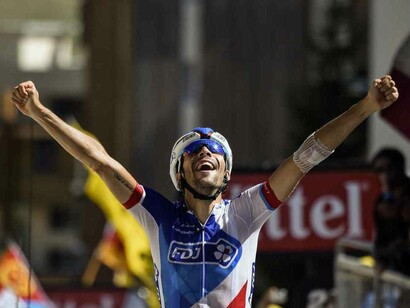Thibaut Pinot levanta los brazos al atravesar la línea de meta