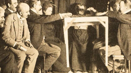 Seduta spiritica (Eusapia Palladino al centro, Enrico Morselli a sinistra)