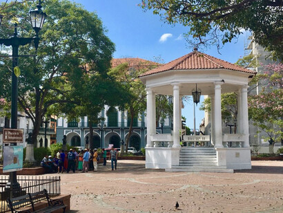 Alrededor de la Plaza de la Independencia, se encuentran la Catedral Metropolitana de Panamá, el Palacio Municipal, el Museo del Canal Interoceánico y el Gran Hotel Central