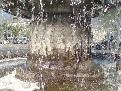 Johann Duve-Darstellung hinter Wasserschleier