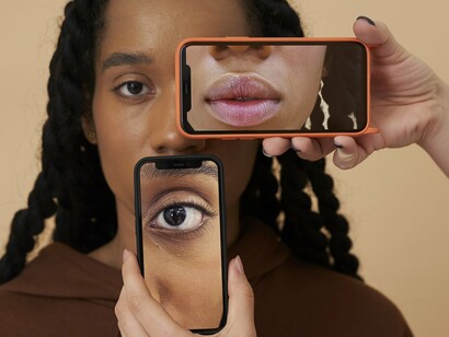 As plataformas digitais, como Instagram, Facebook, TikTok e Twitter, desempenham um papel fundamental no comportamento do narcisista contemporâneo. Elas funcionam como um espelho virtual onde os indivíduos podem controlar e aperfeiçoar sua imagem, editando cada detalhe para se apresentarem de maneira idealizada



