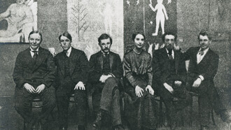 Mikhail Larionov (primo a sinistra) e Natalia Goncharova (unica donna), tra altri artisti alla mostra Il bersaglio, Mosca 1913. Mosca, Galleria Statale Tretyakov, Dipartimento dei manoscritti 
 