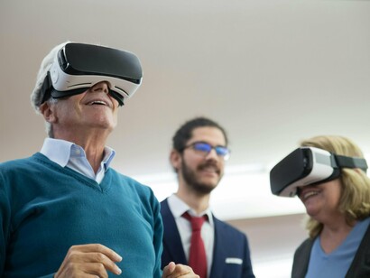 Por fim, há a questão da colonialidade. O retro-futurismo mainstream é predominantemente branco, ocidental e masculino. Ignora futuros imaginados por culturas africanas, indígenas ou asiáticas. Como questiona a pesquisadora brasileira Giselle Beiguelman, "de quem são os futuros que recordamos? Por que o modernismo brasileiro, com seu próprio futurismo tropical, raramente integra o cânone retro-futurista global?" 