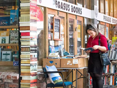 Mujer leyendo en una librería