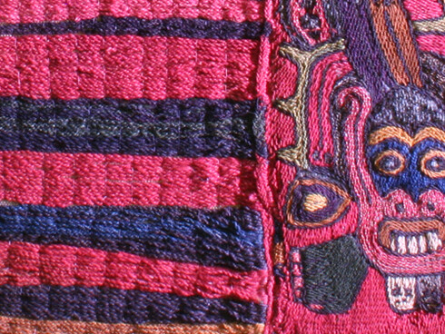 Tejidos en la vida para honrar a la muerte. Courtesy of Museo Chileno de Arte Precolombino