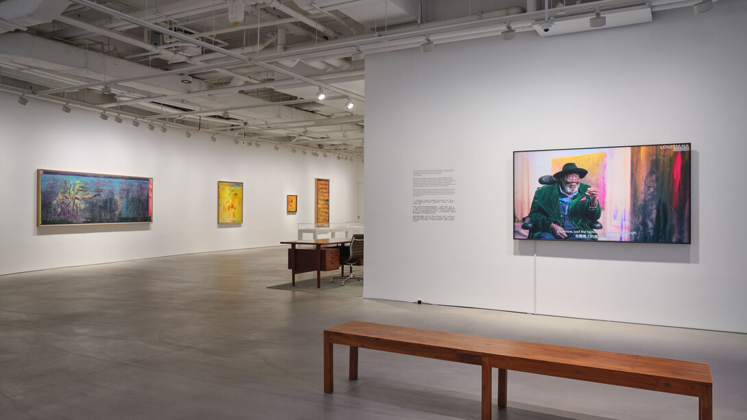 Frank Bowling, Like water, exhibition view. Courtesy of Hauser & Wirth Gallery