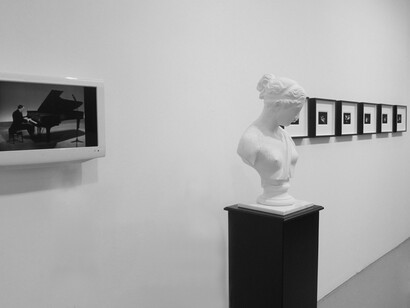 Corpicrudi, Sinfonia in Nero, 2014,
LCD monitor, scultura in gesso e cera, serie fotografica,
Veduta dell’installazione,
Credits: Corpicrudi, Courtesy: Traffic Gallery (BG)