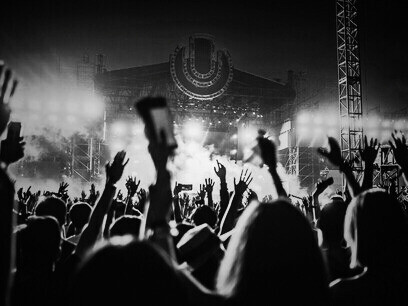 La scène musicale : entre explosion de lumière et contrôle policier, un mariage parfois inattendu mais essentiel. La liberté d’expression artistique, sous surveillance ?