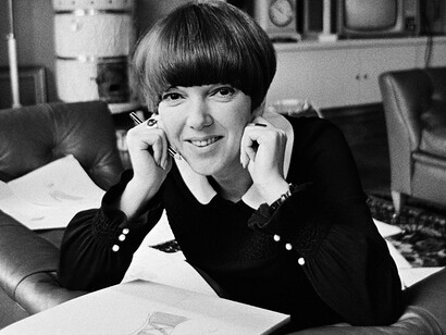 La diseñadora Mary Quant, dentro de su casa en Draycott Place, Chelsea. Fotografía: Arthur Steel