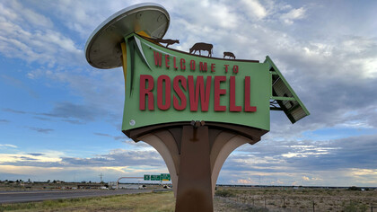 Marquesina de bienvenida a Roswell, Nuevo México, supuesto sitio de la colisión de un OVNI