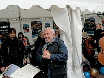 Mark Minkowski agradece al público al final del concierto de los Músicos del Louvre-Grenoble. 06.02.2015. Grenoble, Francia