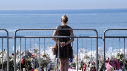 Flores junto al mar en recuerdo a las víctimas del atentado de Niza
