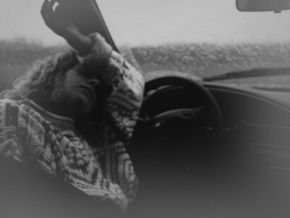 Mulher no carro. Responder ao contraditório, ao invés de negá-lo, é libertador e cria perspectivas