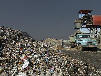 La privatización y la desregulación han debilitado los servicios públicos esenciales, como la educación y la salud, perjudicando el bienestar general de la población.
Vista de Aradkoh, centro de residuos en Teherán, Kahrizak, Teherán provincia, Iran