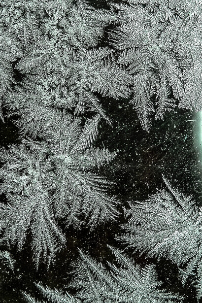 Cristal de glace. Plus les émotions, les intentions, les sons et les mots étaient beaux, harmonieux, tels que par exemple, les mots et intention d’amour, de paix, de bonheur ou encore des sonates de Bach, plus la structure géométrique des cristaux était harmonieuse