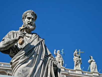 Estatua de San Pedro situada delante de la fachada de la basílica