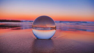 Sfera di cristallo. Siamo tutti immersi in una enorme bolla sociale che è precisamente quella del mondo cosiddetto occidentale