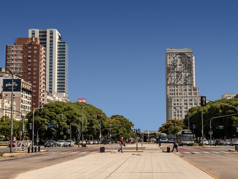 Buenos Aires, Argentina. Entre cuarentenas, discursos políticos y un país cada vez más desolado, la vida cotidiana adquirió un tono distópico que antes solo veíamos en series o foros