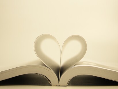 Páginas de un libro en forma de corazón