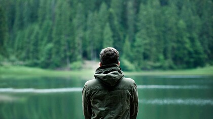 En los últimos años, han proliferado en redes sociales discursos que promueven una masculinidad basada en la autosuficiencia extrema, el éxito material y el rechazo del feminismo