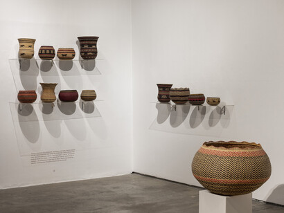 Dawa, Ewasamu mükaju (Tejer el hilo del árbol), vista de exhibición. Cortesía de ABRA