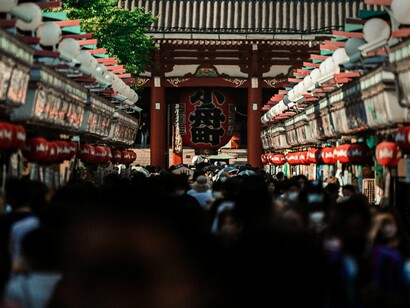 Diferentemente de modelos ocidentais, frequentemente orientados por crescimento acelerado e resultados de curto prazo, o modelo japonês privilegia continuidade, estabilidade e aperfeiçoamento constante. Entender essa lógica não é apenas um exercício cultural, mas um diferencial estratégico para qualquer empresa que pretenda operar ou se relacionar com organizações japonesas