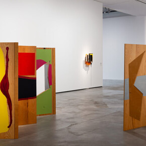 Jessica Stockholder, Puntos cardinales, vista de exhibición. Cortesía del Es Baluard Museu d'Art Contemporani de Palma