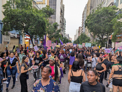 Hay que destacar que el feminismo no es un concepto que implique que las mujeres se sientan superiores a los hombres o los desprecien. El feminismo lo que busca es derribar las barreras de rivalidad entre hombres y mujeres y garantizar la igualdad de género en general. Celebración del 8 de marzo, 2024 en Guayaquil, Colombia
