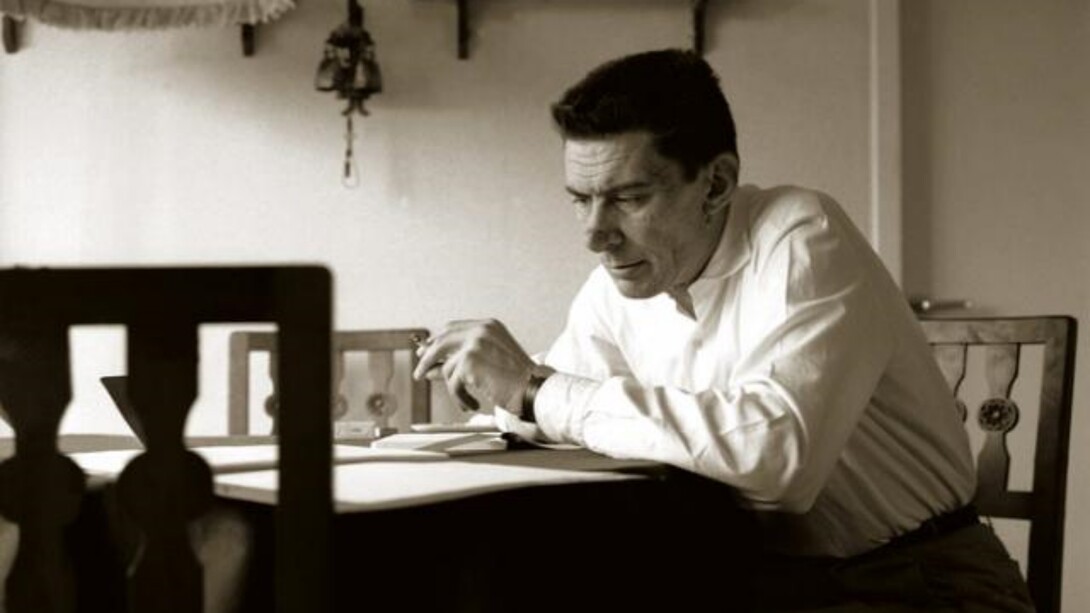 Beppe Fenoglio è stato uno degli scrittori italiani più rappresentativi del Novecento, noto per le sue opere ambientate durante la Resistenza partigiana in Italia