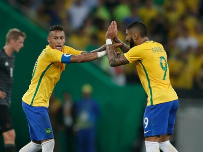 Neymar em campo com a Seleção Brasileira. Há uma crise séria no futebol brasileiro. Onde terá de ser revisto métodos, táticas e formas de preparação física, de que a Europa se aperfeiçoou muito nessa situação, após ter apreendido a jogar com Futebol Brasileiro. Muitas polêmicas de imagem de influenciador do craque Neymar entravam em campo. Algo que o desestabilizava demais