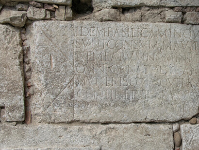 Il Ponte Leproso, ponte di origine romana tramite il quale la Via Appia entrava a Benevento. Iscrizione riguardante i giochi gladiatori, dettaglio. Benevento, Italia