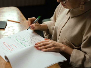 Num minuto depois, ela, sorrindo com uma amiga, me chamou para cortar uma matéria que o diagramador havia calculado errado, umas 10 linhas