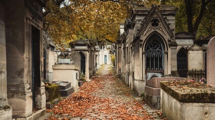 Il Cimitero di Père-Lachaise è un museo a cielo aperto dove la memoria si fa pietra, arte e racconto, intrecciando le vite dei grandi del passato con il silenzio vibrante del presente. Parigi, Francia