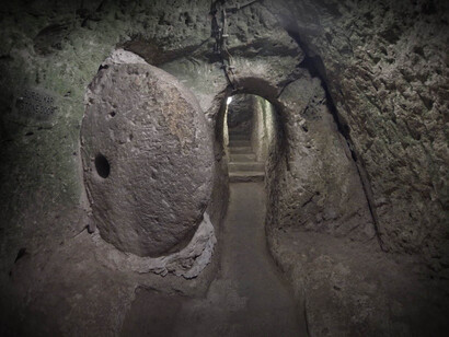 Città sotterranea di Derinkuyu in Cappadocia, Turchia. Derinkuyu e Göbekli Tepe sono quindi due meraviglie architettoniche sotterranee della Turchia antica, che testimoniano la capacità dell'uomo di adattarsi e di innovare, di fronte alle sfide e alle opportunità che si presentano