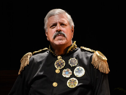 El actor Armando Cabrera, interpretando al general Juan Vicente Gómez en la obra «El Benemérito y La Pavlova» en el teatro del Trasnocho Cultural en Caracas, Venezuela