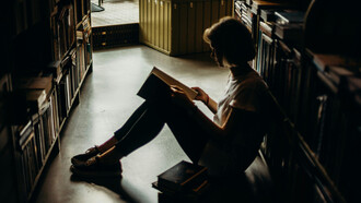 La novela de Squillari es otra manera de acercarse a un tiempo por medio de la ficción y de participar en el desencanto que le imprime el autor