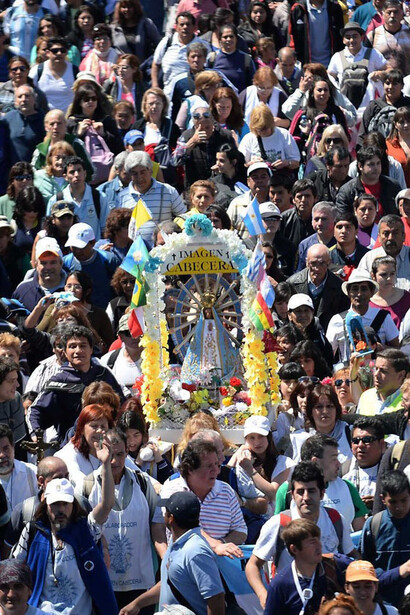 Luján, Argentina. Los fieles sacan a hombros a la Virgen