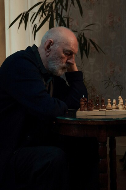 La solitudine può trasformare i pensieri in echi incessanti, rendendo ogni difficoltà più grande e insormontabile