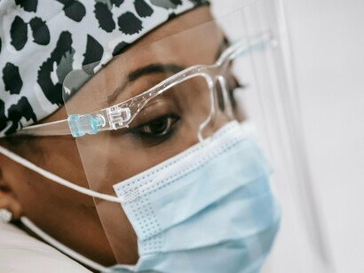 Eu seguro mãos todos os dias. Mãos quentes, mãos frias, mãos trêmulas, mãos que apertam com força, mãos que já não apertam nada